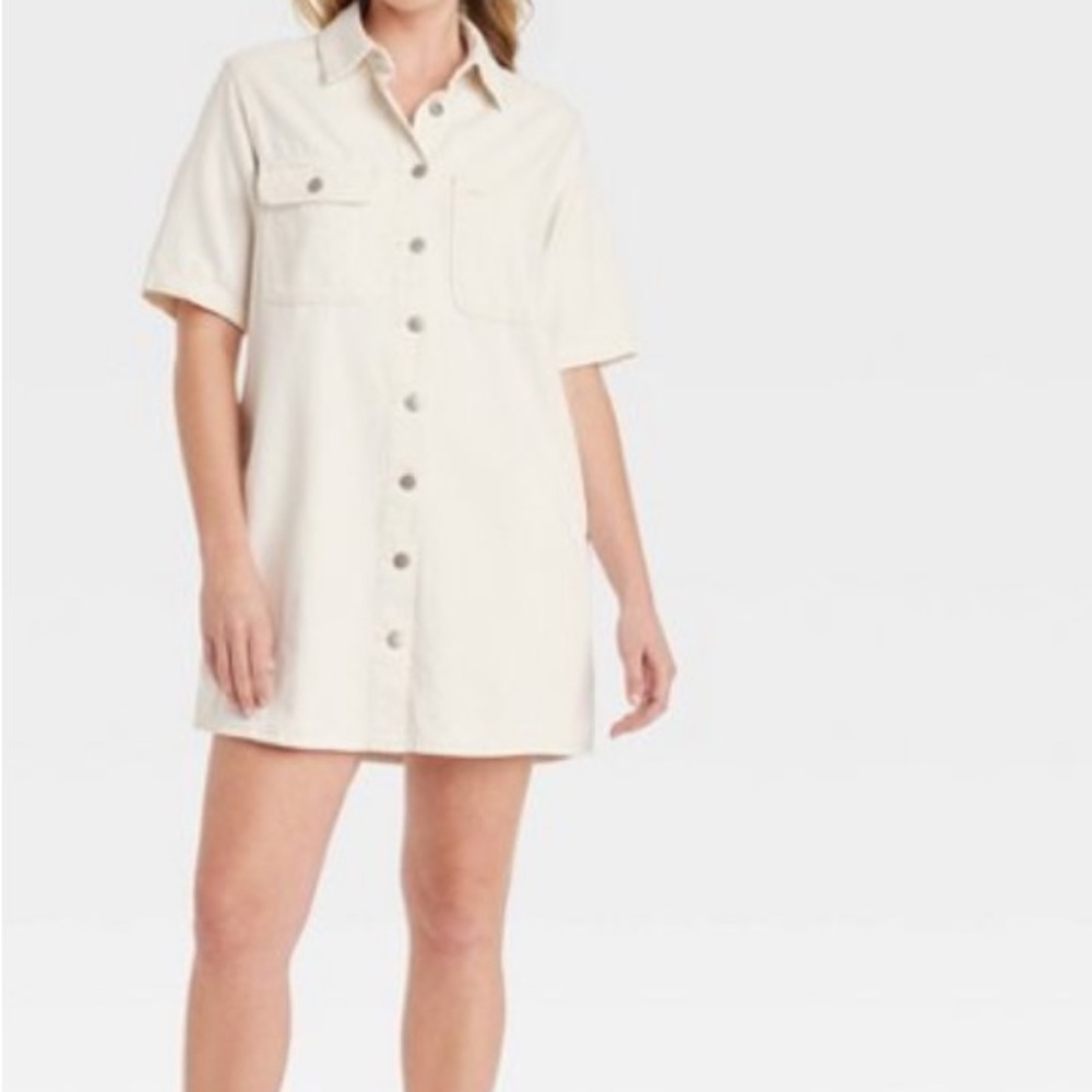 Women’s Short Sleeve Shirtdress.      Size S.   Off  White